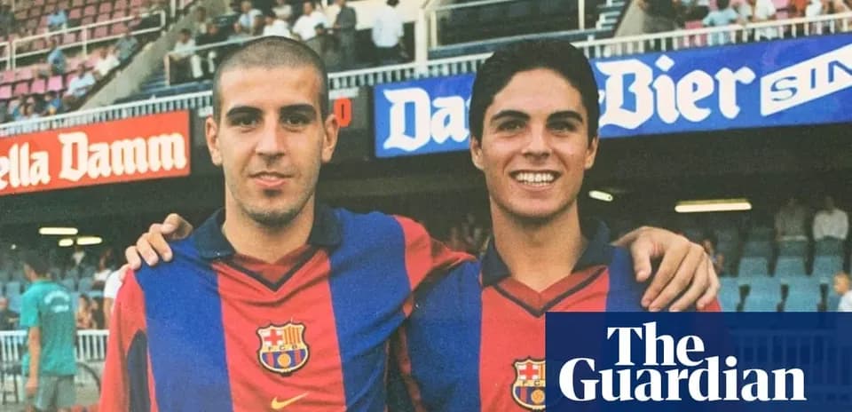Dos jugadores de fútbol posando en el Camp Nou