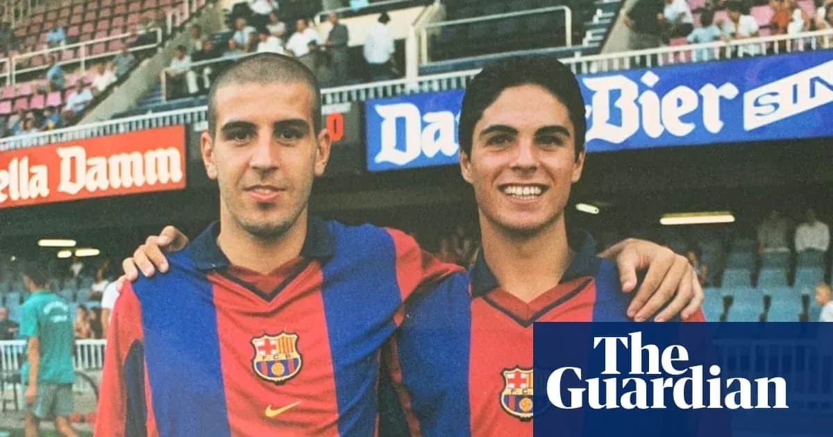 Dos jugadores de fútbol posando en el Camp Nou