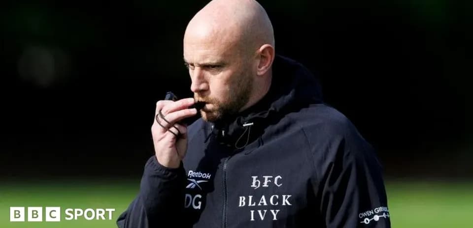 Entrenador soplando un silbato durante entrenamiento
