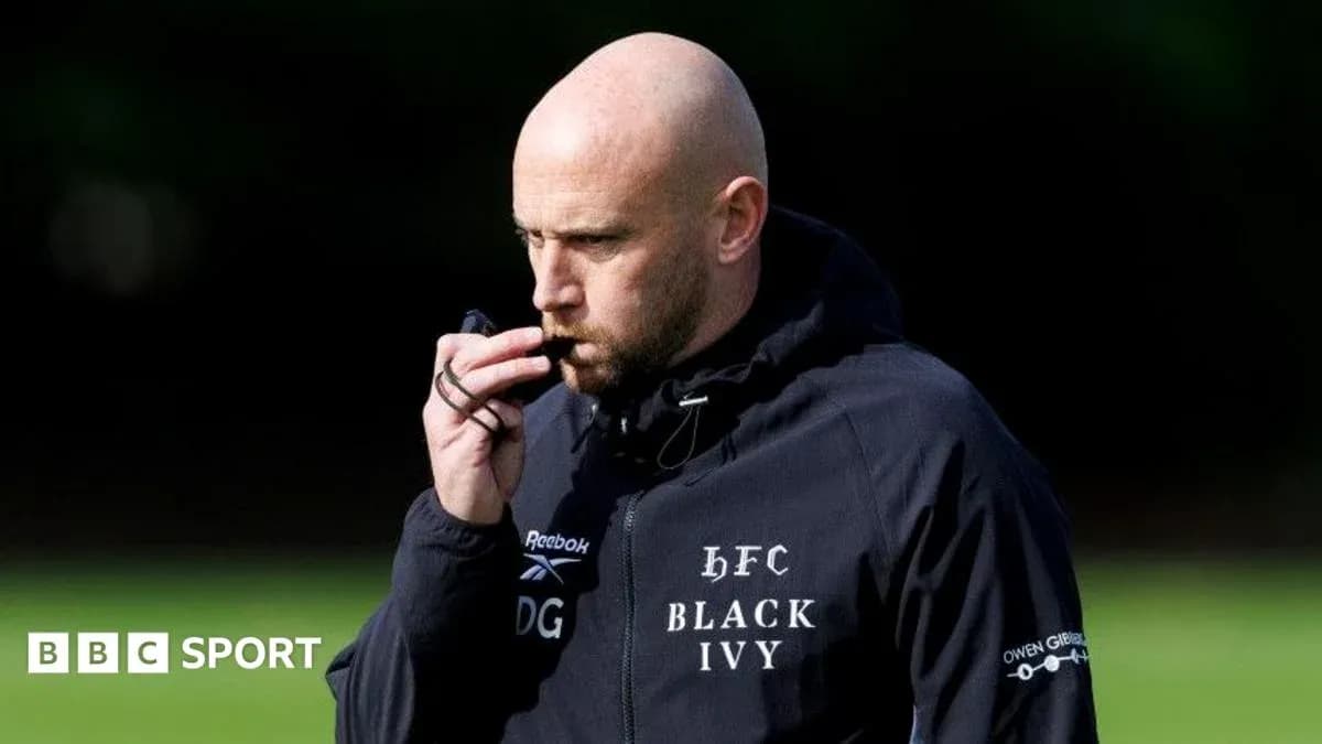 Entrenador soplando un silbato durante entrenamiento