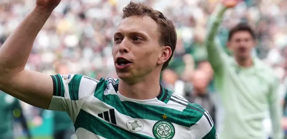 Jugador de Celtic celebrando con la afición