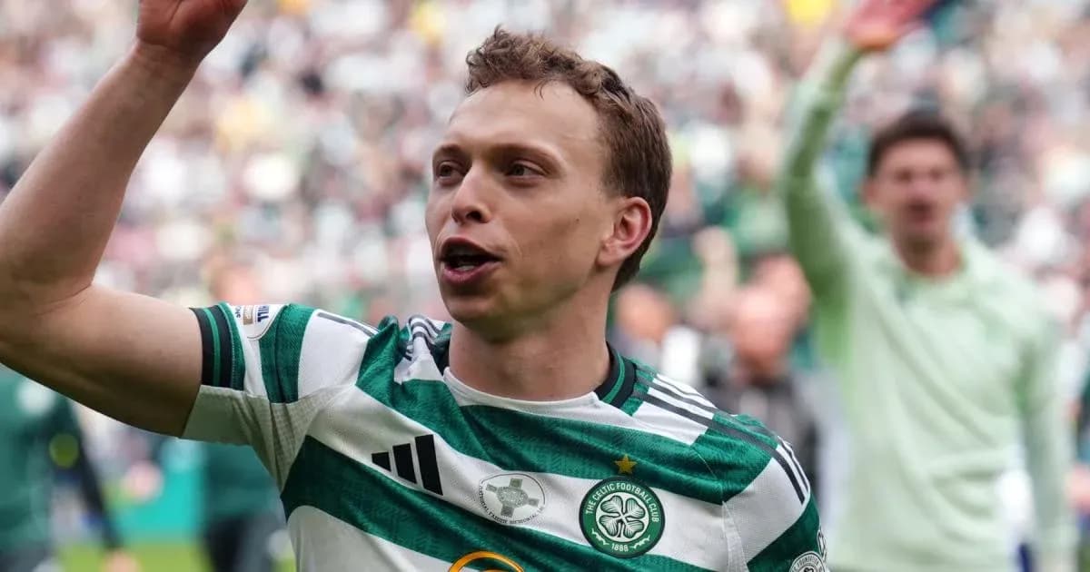 Jugador de Celtic celebrando con la afición