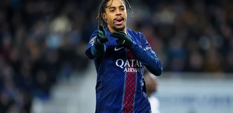 Jugador de PSG señalando durante el partido