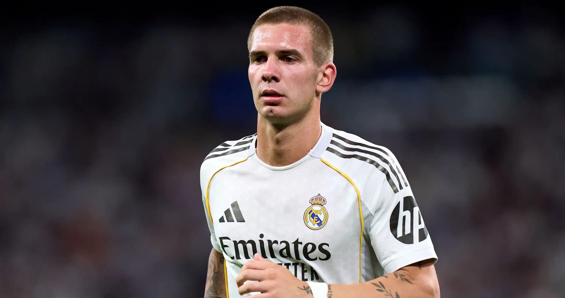 Jugador de Real Madrid caminando por el campo