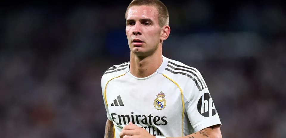 Jugador de Real Madrid caminando por el campo