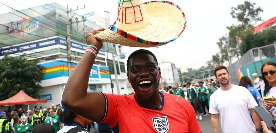 Hombre sonriente con sombrero en evento deportivo