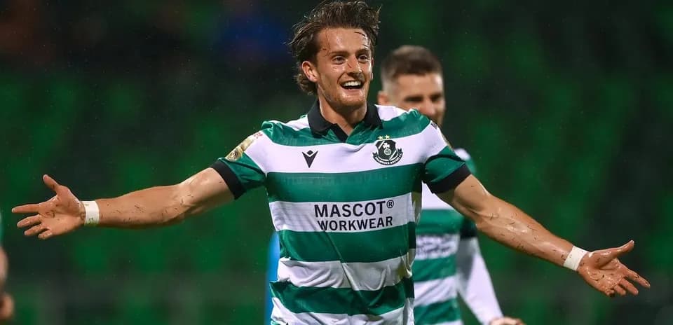 Jugador celebrando un gol en el campo de fútbol