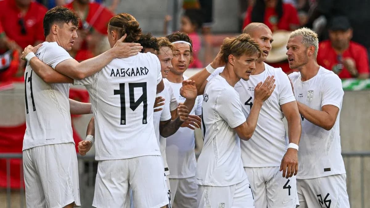 Jugadores celebrando un gol en el campo
