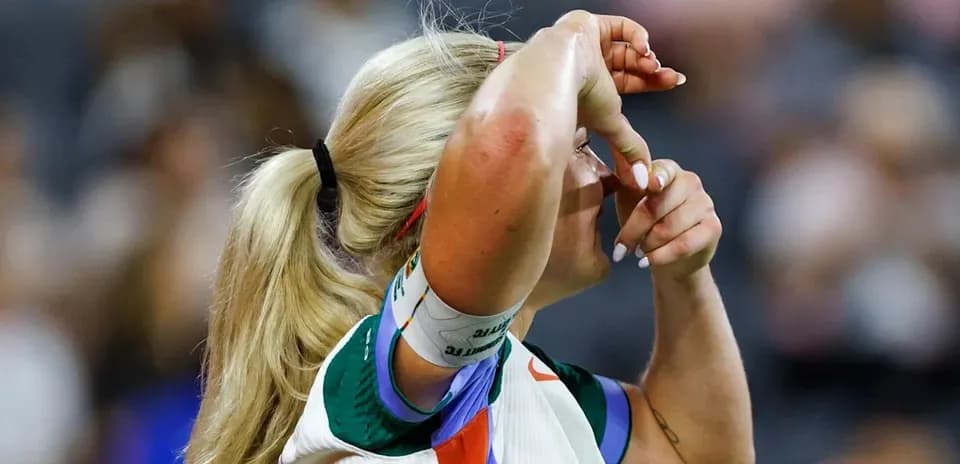Jugadora ajustando su cabello durante el partido