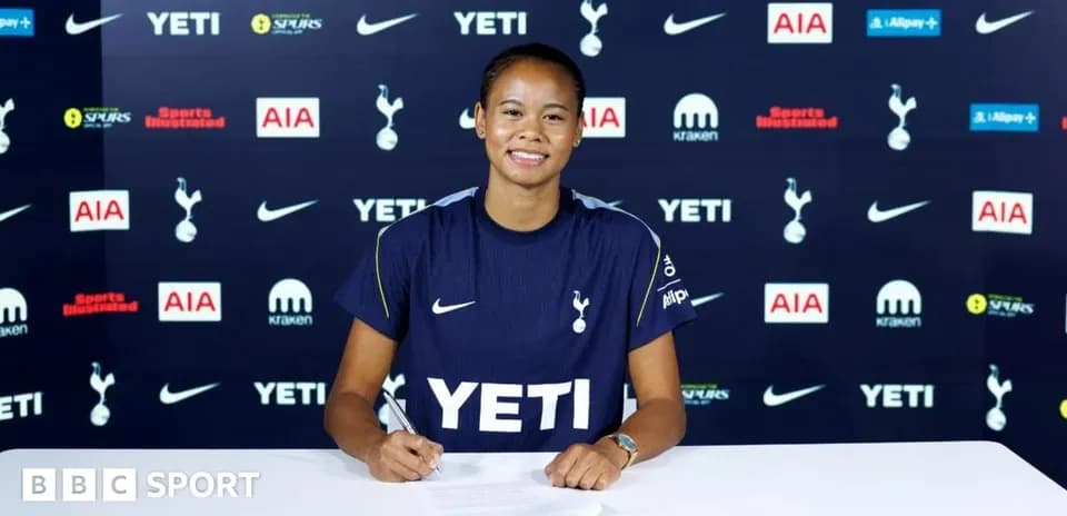 Jugadora firmando contrato con Tottenham Hotspur