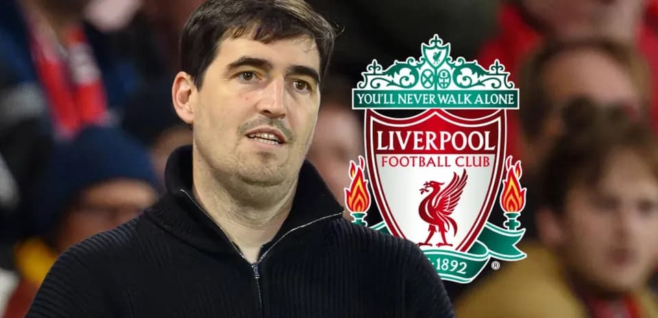 Persona en el estadio con el logo de Liverpool