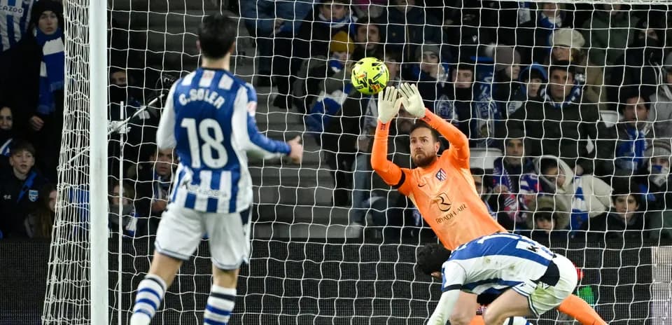 Portero atrapando el balón durante el partido