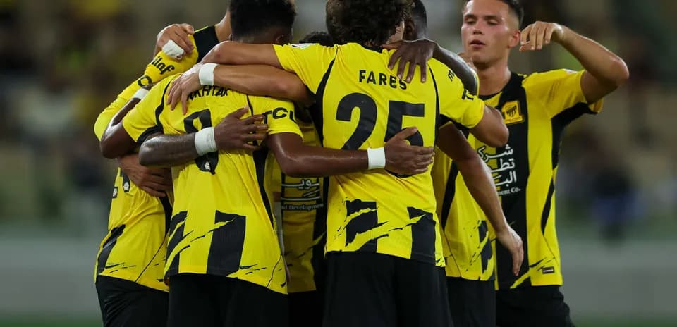 Jugadores de equipo abrazándose tras un gol