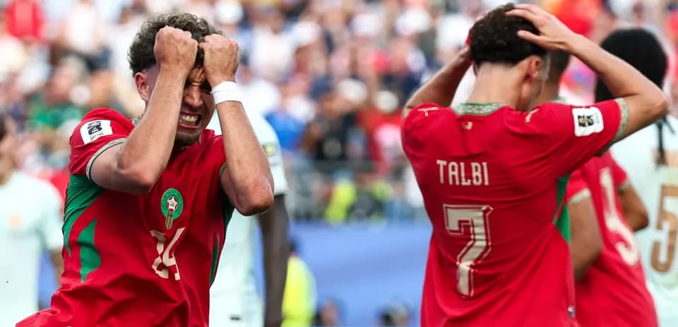 Jugadores de Marruecos lamentando una jugada fallida