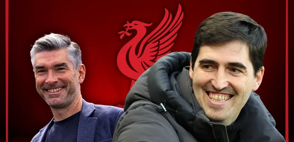 Entrenadores sonriendo con fondo del logo de Liverpool