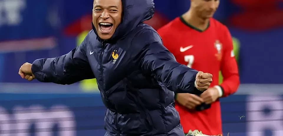 Jugador de Francia celebrando con abrigo en el campo