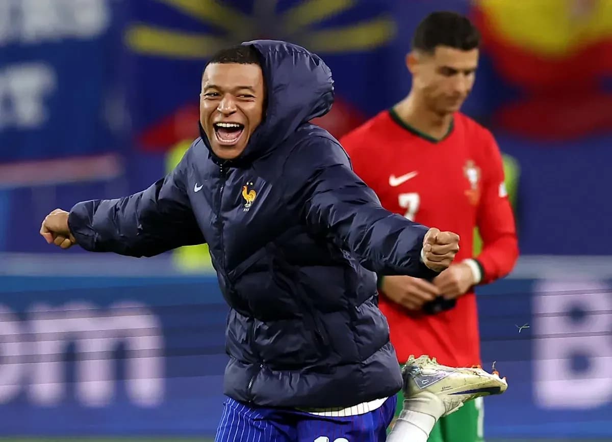 Jugador de Francia celebrando con abrigo en el campo