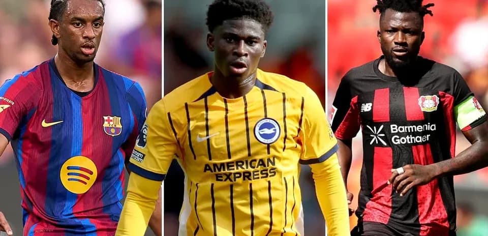Tres jugadores de fútbol en sus respectivas camisetas