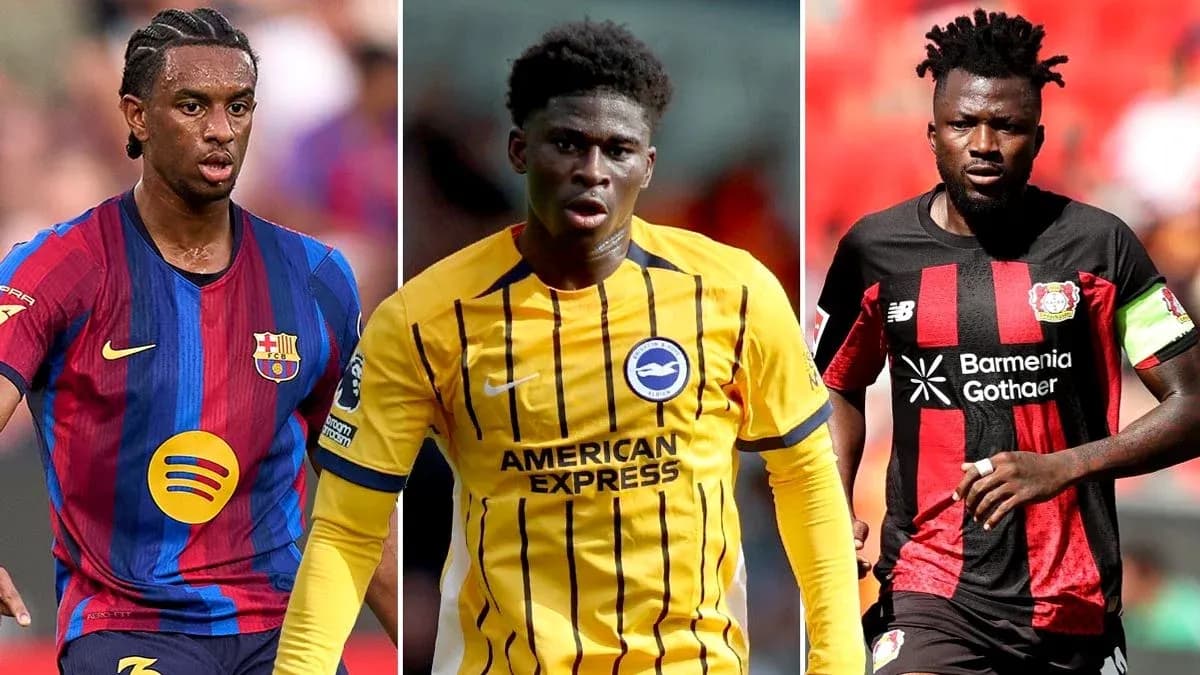 Tres jugadores de fútbol en sus respectivas camisetas