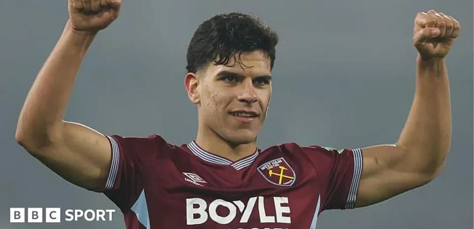 Jugador de West Ham celebrando con los brazos levantados