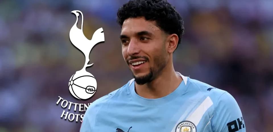 Jugador de Manchester City sonriendo en uniforme