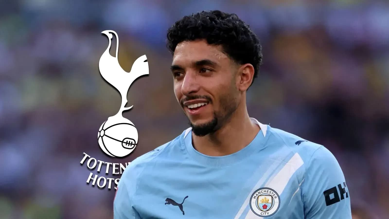 Jugador de Manchester City sonriendo en uniforme