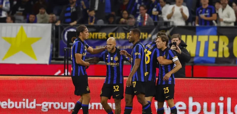 Jugadores de Inter celebrando un gol juntos