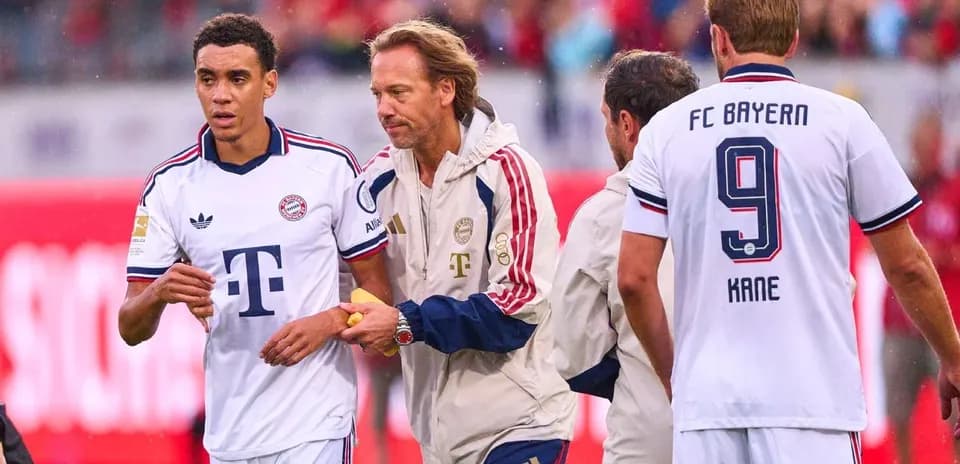 Jugadores de Bayern Munich en la línea de cambio