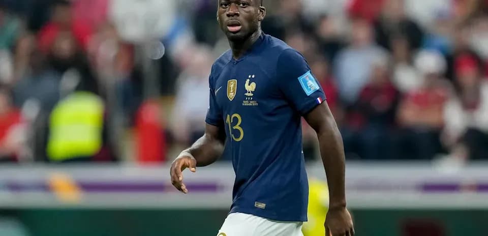 Jugador de Francia en el Mundial 2022 caminando