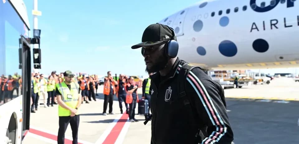 Jugador llegando al aeropuerto junto al avión