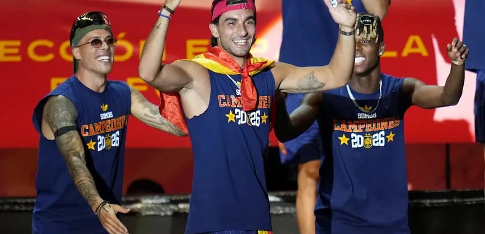 Jugadores celebrando con medallas en evento