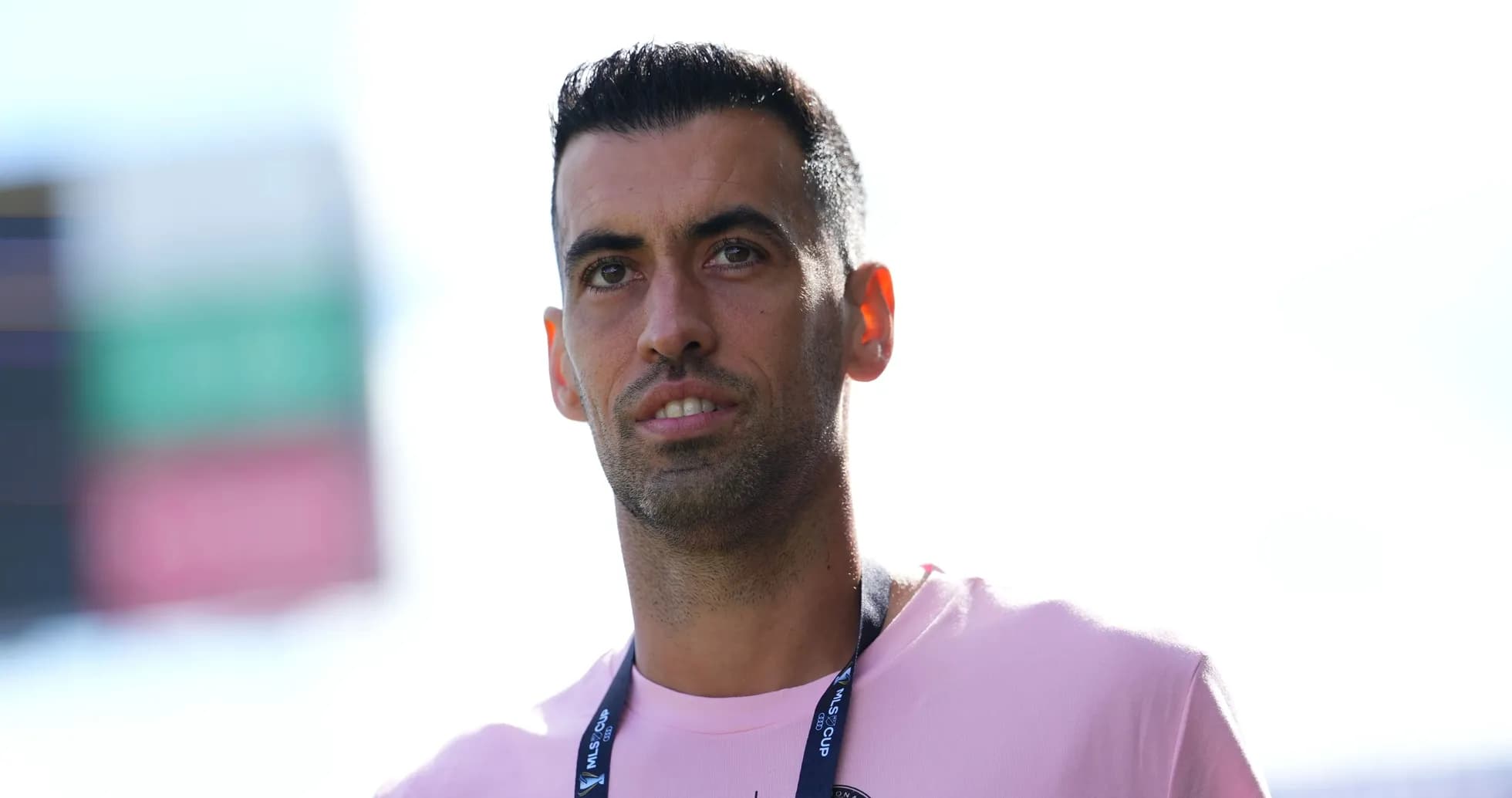 Jugador en camiseta rosa en el campo de juego