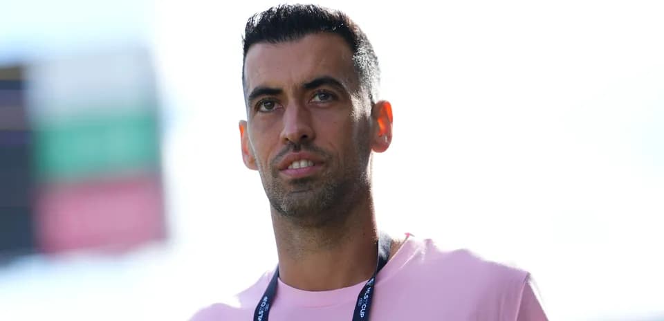 Jugador en camiseta rosa en el campo de juego