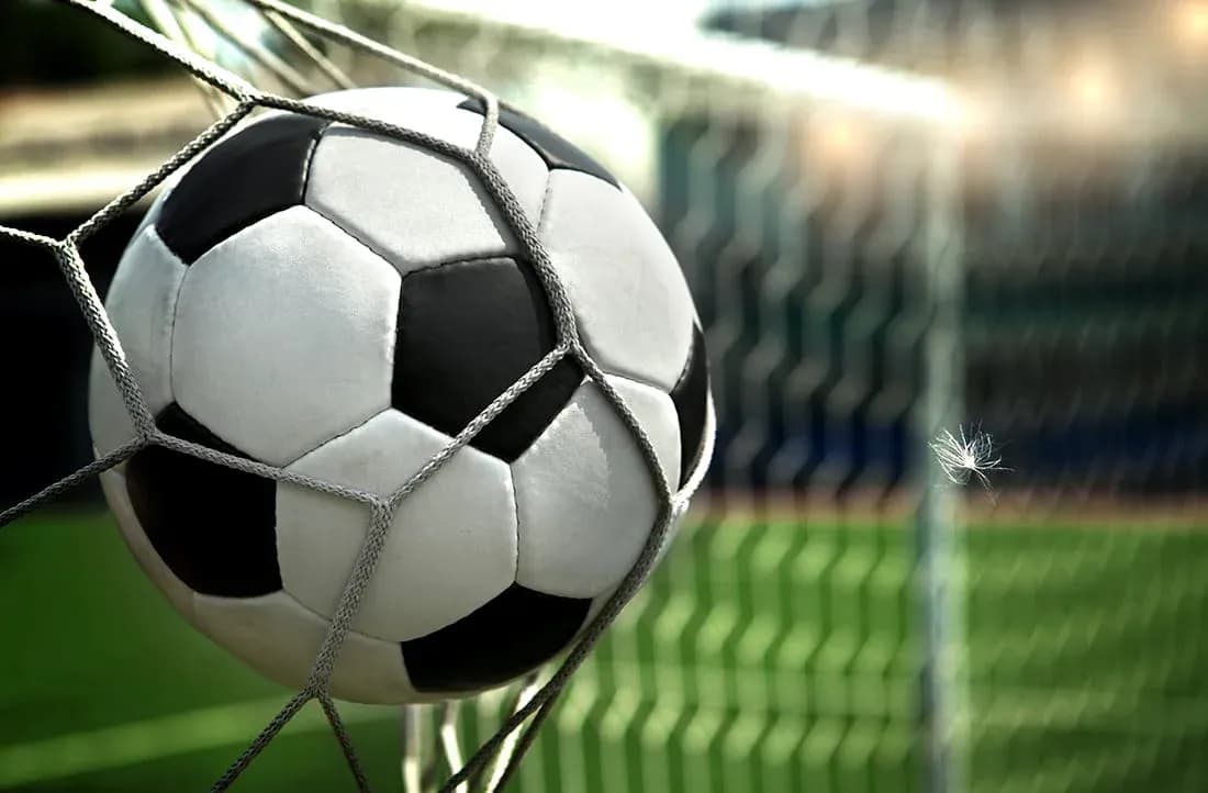Balón de fútbol atrapado en la red de la portería