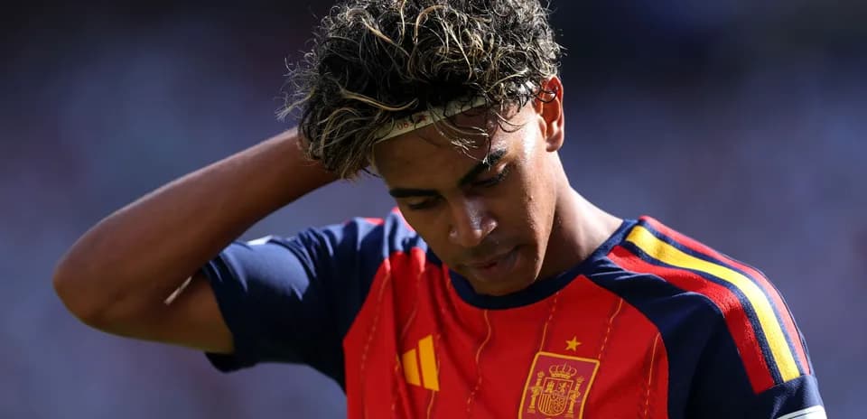 Jugador de España con camiseta roja mirando hacia abajo