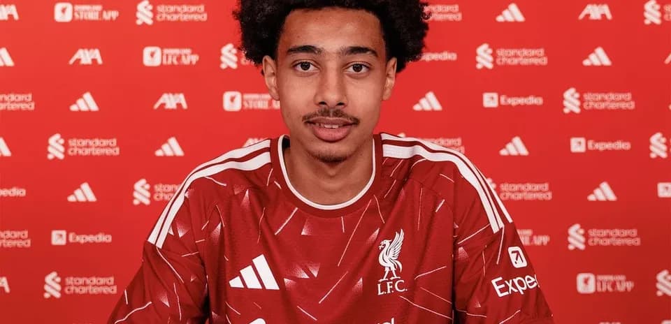 Jugador de Liverpool firmando contrato en conferencia