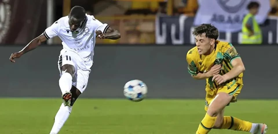 Jugador de Kauno Žalgiris chutando el balón