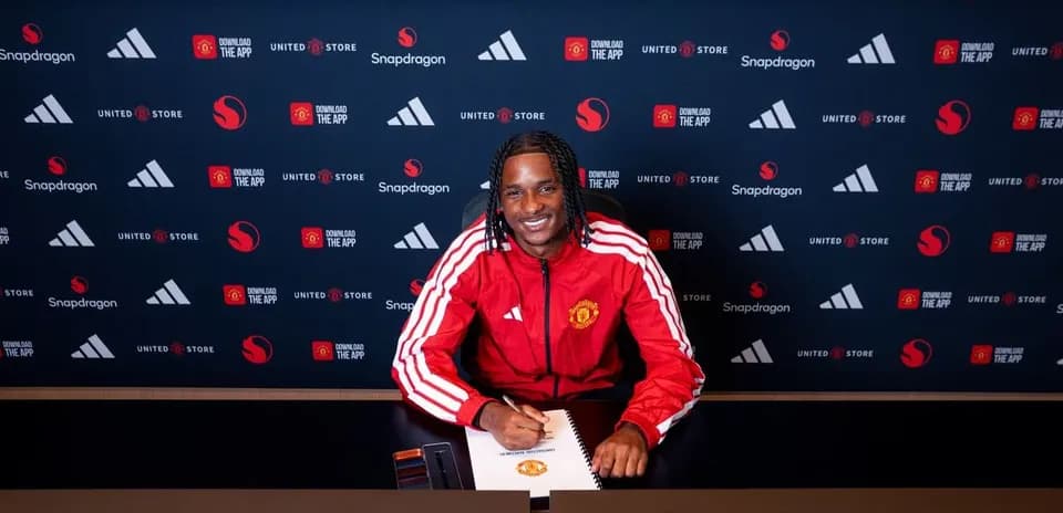 Jugador firmando contrato con Manchester United