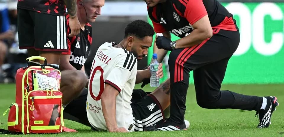Jugador recibiendo atención médica en el campo
