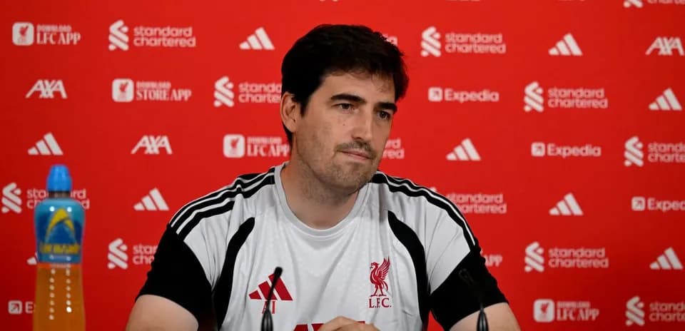 Entrenador en conferencia de prensa de Liverpool