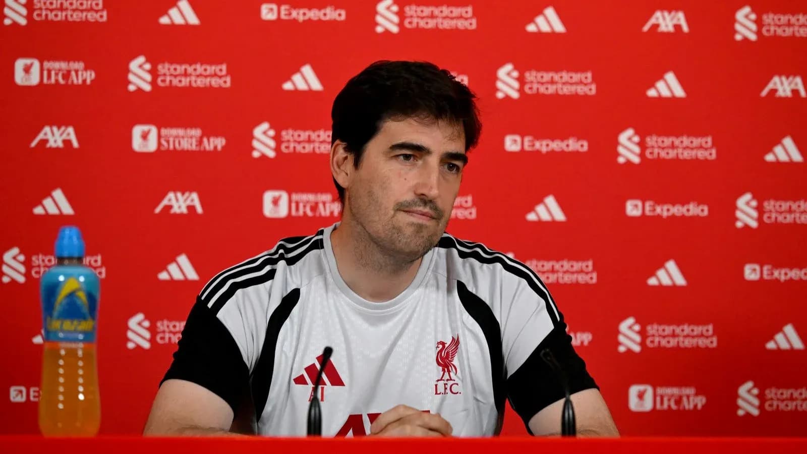 Entrenador en conferencia de prensa de Liverpool
