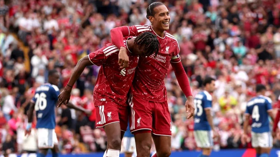 Jugadores de Liverpool celebrando un gol en el estadio