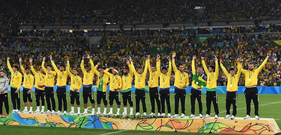 Equipo de fútbol brasileño en ceremonia de medallas