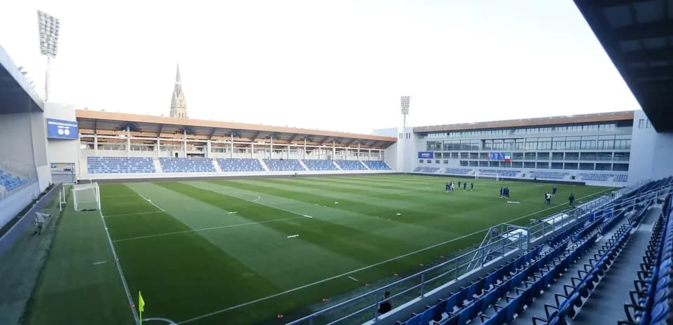 Vista del estadio con jugadores en el campo
