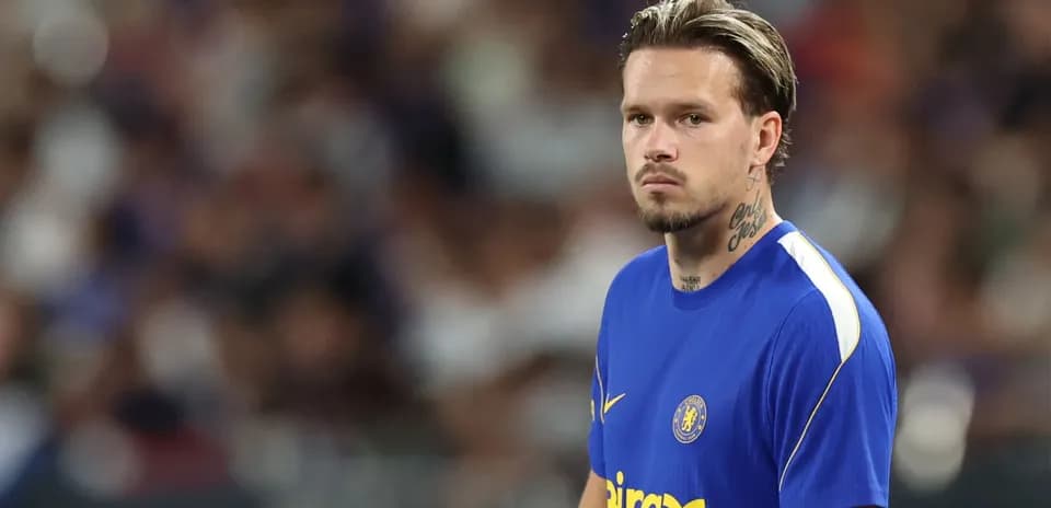 Jugador de fútbol en camiseta del Chelsea en el campo