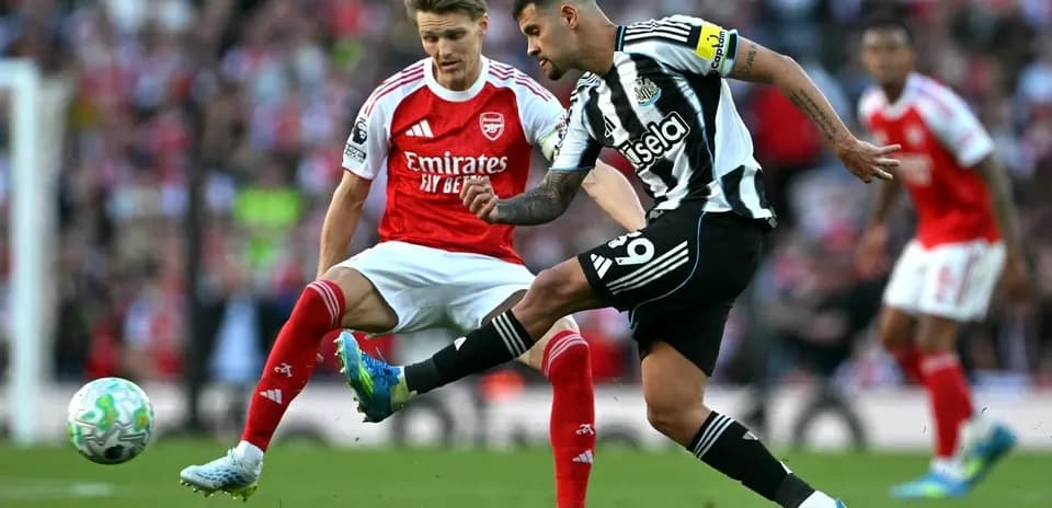 Jugador de Newcastle chutando el balón contra Arsenal