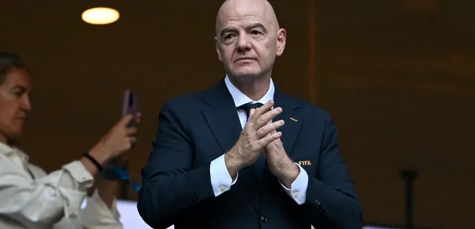 Hombre aplaudiendo en un evento de fútbol