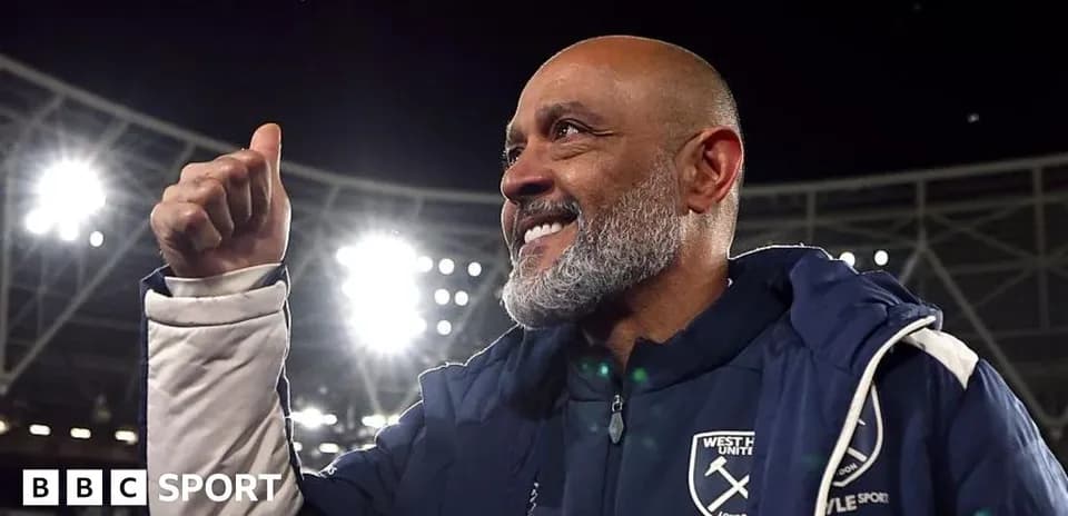 Entrenador de West Ham celebrando en el estadio