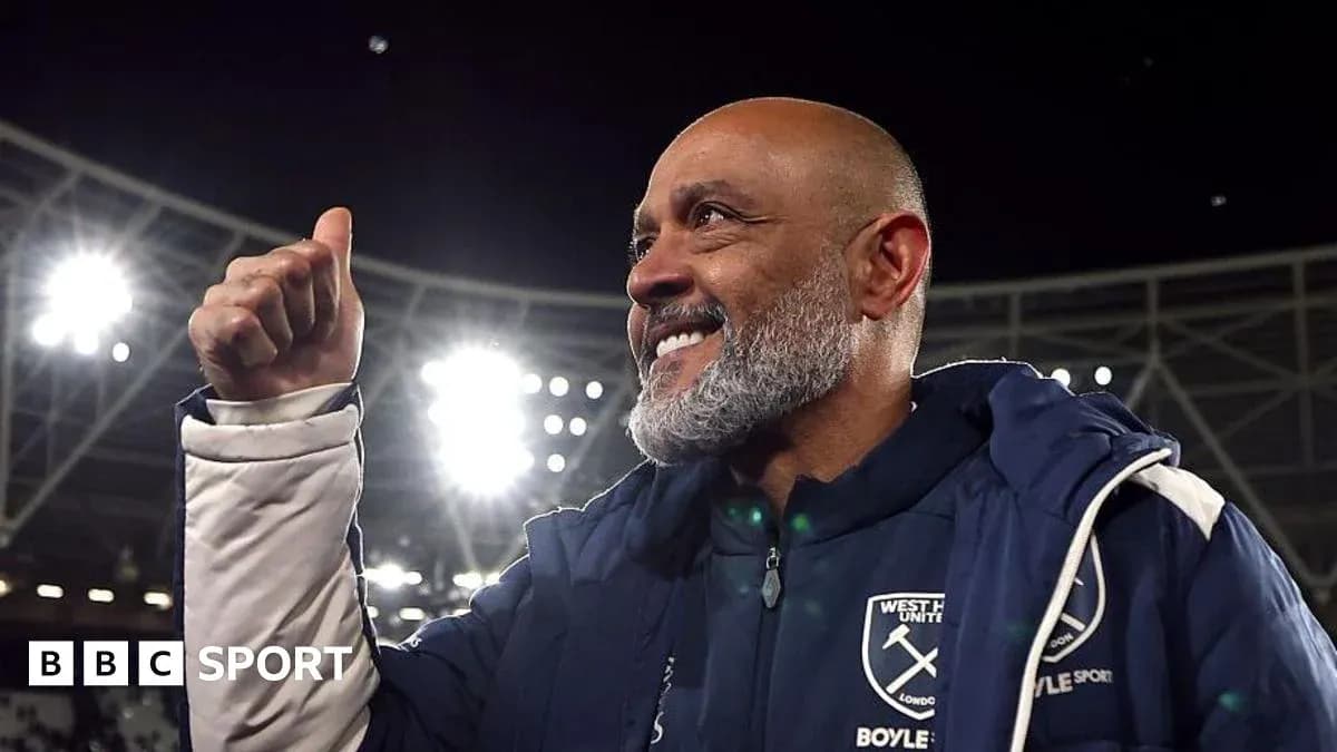 Entrenador de West Ham celebrando en el estadio
