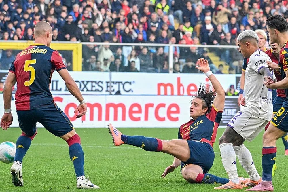 Acción de juego entre Fiorentina y Genoa